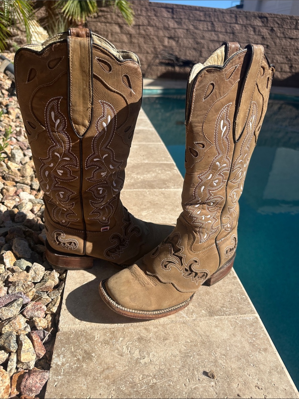 Classic Tan Embroidered Western Heeled Boots - Comfortable Pull-On Style